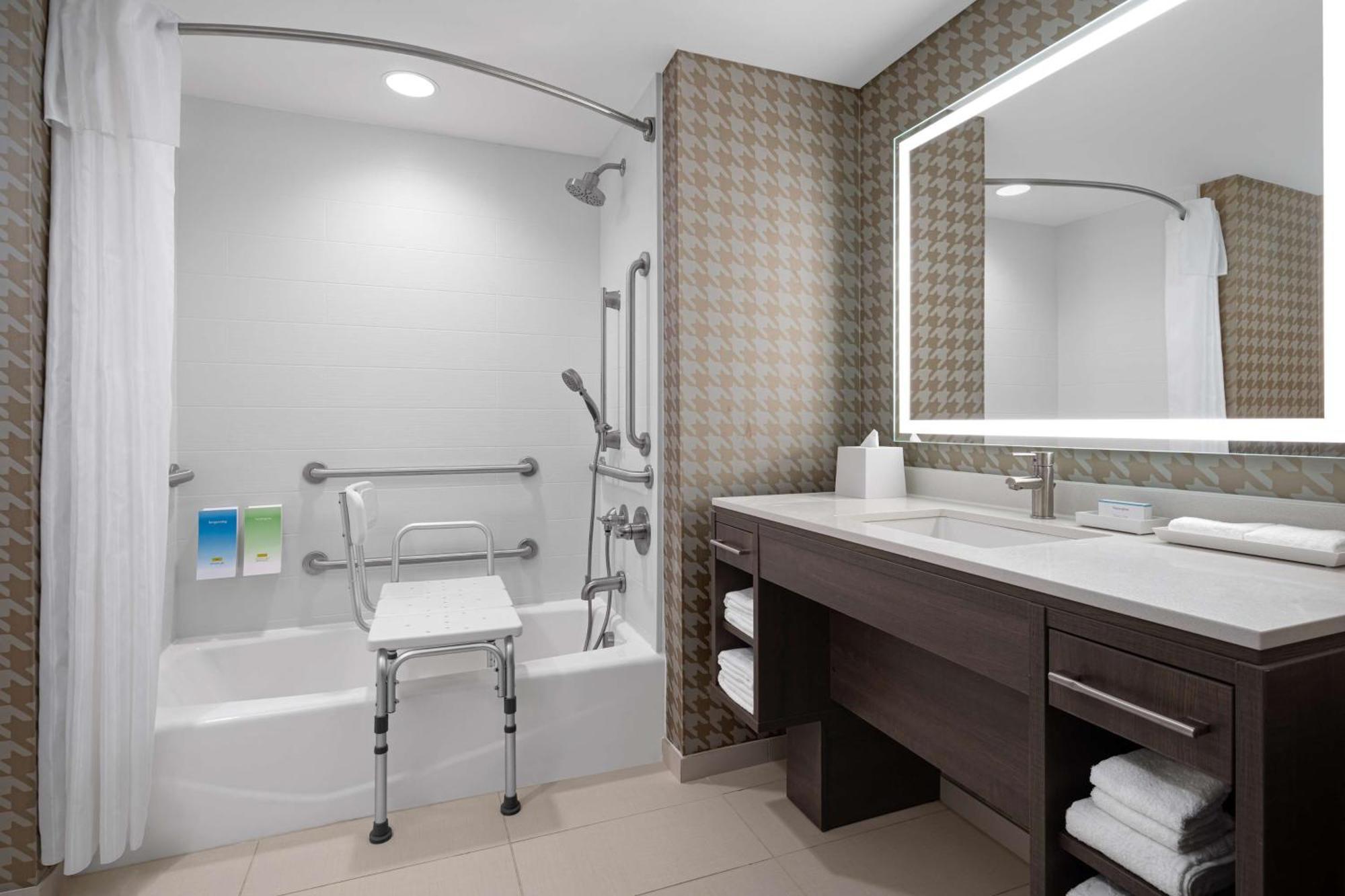 Home2 Suites By Hilton Des Moines At Drake University Exterior foto